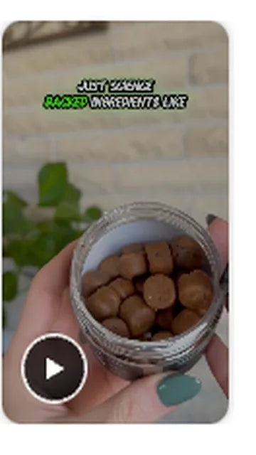 Hand houdt een geopende pot Yeera soft chews vast